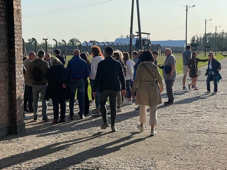 L'impatto Culturale di Auschwitz-Birkenau sul Turismo Italiano